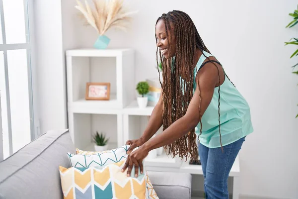 Africano Americano Mujer Sonriendo Confiado Organizar Sofá Casa —  Fotos de Stock