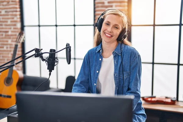 Young Blonde Woman Musician Smiling Confident Sitting Table Music Studio — Stockfoto