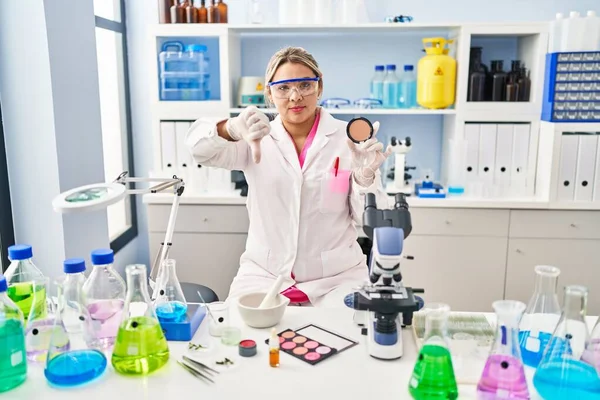 과학자 연구실에서 일하고 여성이 얼굴로 엄지손가락을 아래로 내리는 싫어하고 거부하는 — 스톡 사진