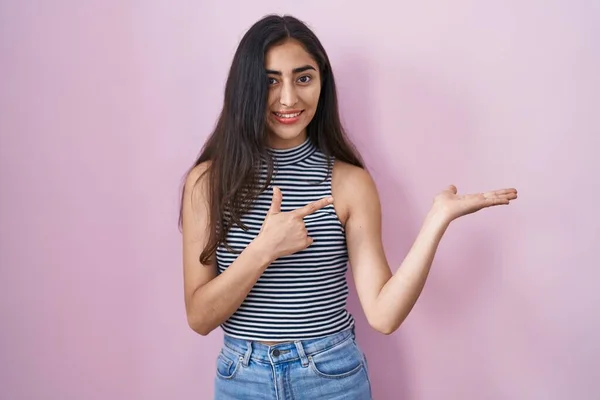 Sıradan Çizgili Tişört Giyen Genç Kız Kameraya Hayret Ediyor Gülümsüyor — Stok fotoğraf