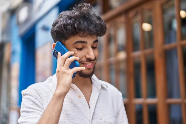 Ung Arabisk Man Ler Säker Talar Smartphone Gatan — Stockfoto