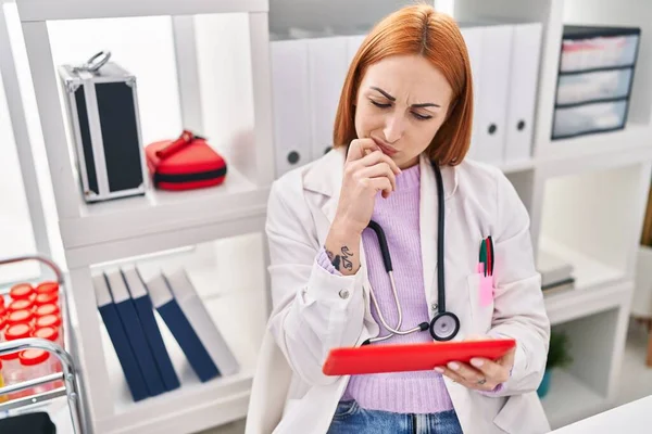 Jovem Médico Mulher Caucasiana Usando Touchpad Com Expressão Séria Clínica — Fotografia de Stock