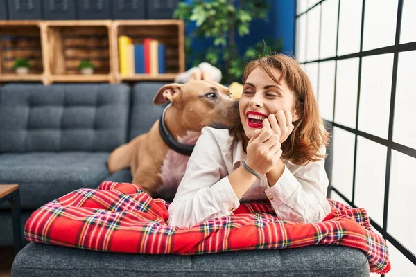 Junge Kaukasierin Lächelt Selbstbewusst Wenn Sie Mit Hund Hause Auf — Stockfoto