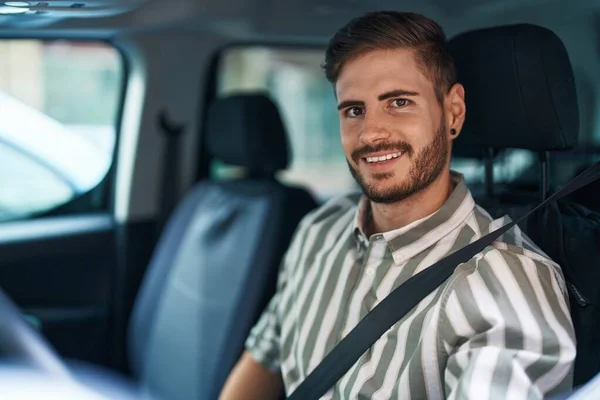 Young Caucasian Man Smiling Confident Wearing Car Belt Street — Stock Photo, Image