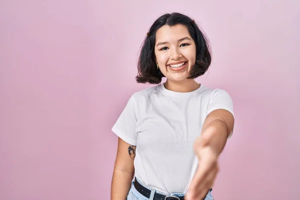 Mujer Hispana Joven Con Camiseta Blanca Casual Sobre Fondo Rosa —  Fotos de Stock