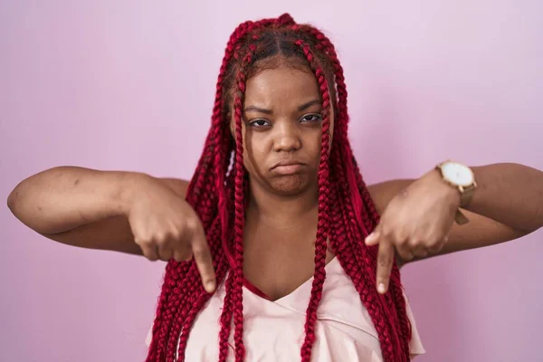 Африканская Американка Плетеными Волосами Стоящая Розовом Фоне Указывая Грустный Расстроенный — стоковое фото