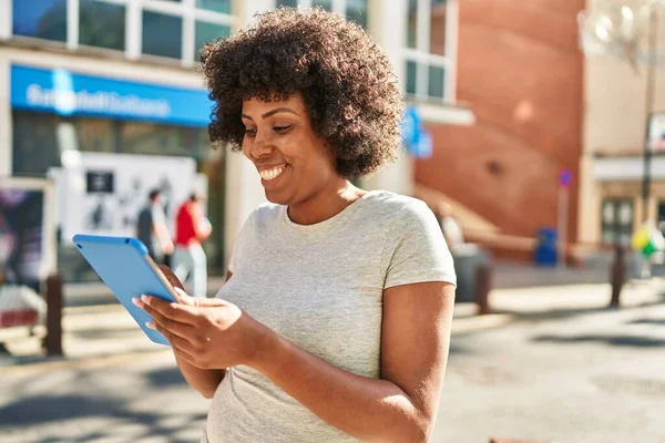 Afroamerikanerin Lächelt Selbstbewusst Mit Touchpad Auf Straße — Stockfoto