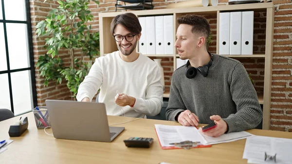 Zwei Männer Mit Laptop Und Smartphone Büro — Stockfoto