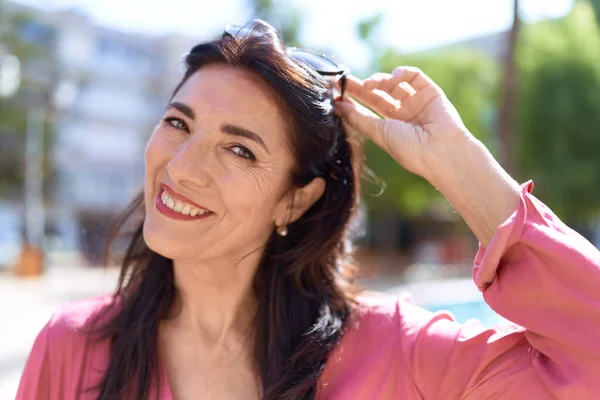 Middle Age Hispanic Woman Smiling Confident Looking Side Street — Stock Photo, Image