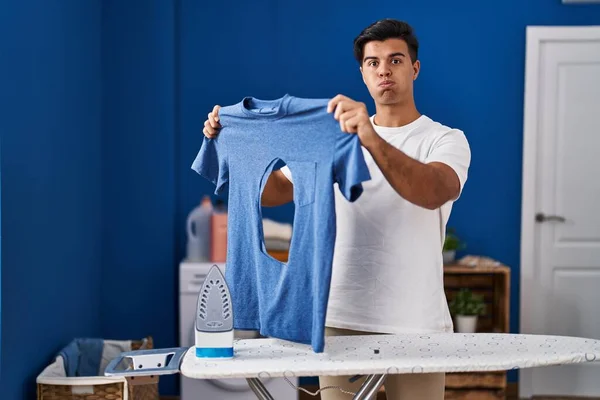 Homem Hispânico Engomando Segurando Camisa Ferro Queimado Lavanderia Inchando Bochechas — Fotografia de Stock