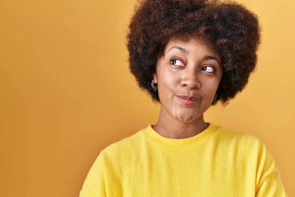 Jovem Afro Americana Sobre Fundo Amarelo Sorrindo Olhando Para Lado — Fotografia de Stock