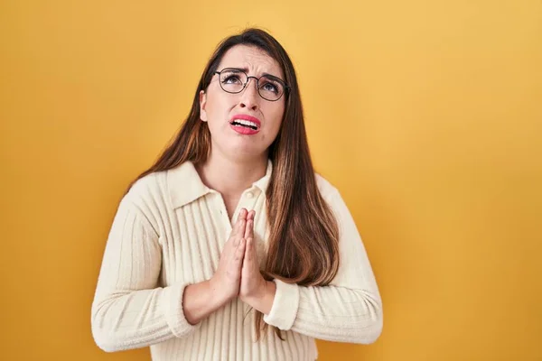 Young Hispanic Woman Standing Yellow Background Begging Praying Hands Together — Stock Photo, Image