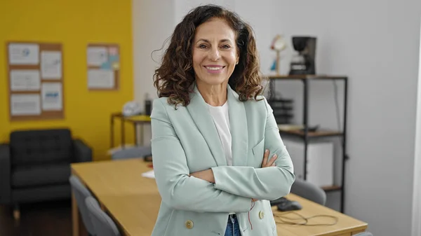 Middle Age Hispanic Woman Business Worker Smiling Confident Office — Photo