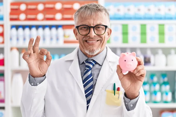 Homem Hispânico Com Cabelos Grisalhos Trabalhando Farmácia Farmácia Farmácia Segurando — Fotografia de Stock