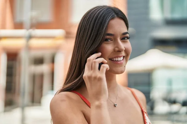 Молода Красива Іспаномовна Жінка Посміхається Впевнено Говорити Смартфону Вулиці — стокове фото