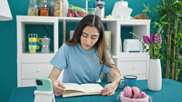 Genç Güzel Spanyol Bir Kadın Yemek Odasında Oturmuş Kitap Okuyor — Stok fotoğraf