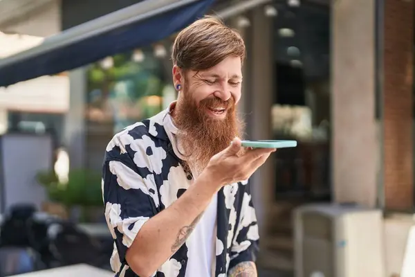 Jovem Ruiva Homem Sorrindo Confiante Falando Smartphone Rua — Fotografia de Stock