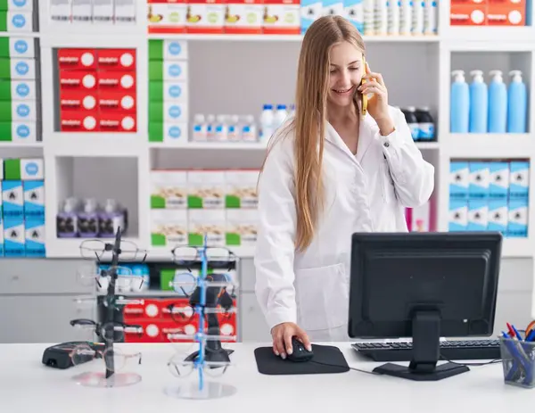Young Caucasian Woman Pharmacist Talking Smartphone Using Computer Pharmacy — Foto de Stock