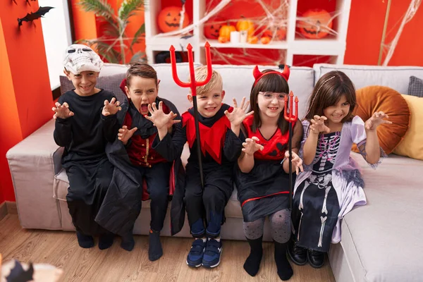 Gruppo Bambini Che Indossano Costume Halloween Facendo Gesto Paura Casa — Foto Stock