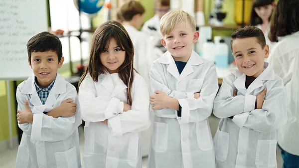 Група Дітей Науковців Які Посміхаються Впевнено Стоячи Перехрещеним Жестом Лабораторному — стокове фото