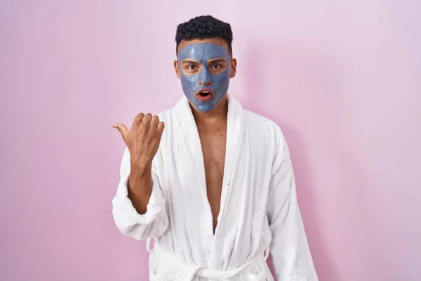 Jeune Homme Hispanique Portant Masque Beauté Peignoir Bain Surpris Pointant — Photo
