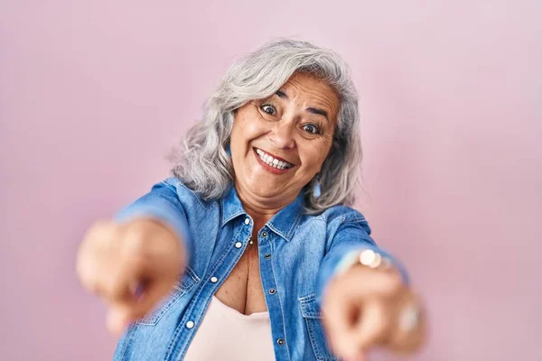 Kobieta Średnim Wieku Siwymi Włosami Stojąca Różowym Tle Wskazująca Ciebie — Zdjęcie stockowe