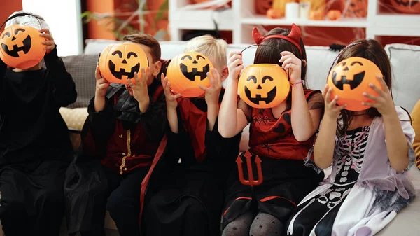 Cadılar Bayramı Kostümü Giymiş Bir Grup Çocuk Evde Balkabağı Sepetiyle — Stok fotoğraf