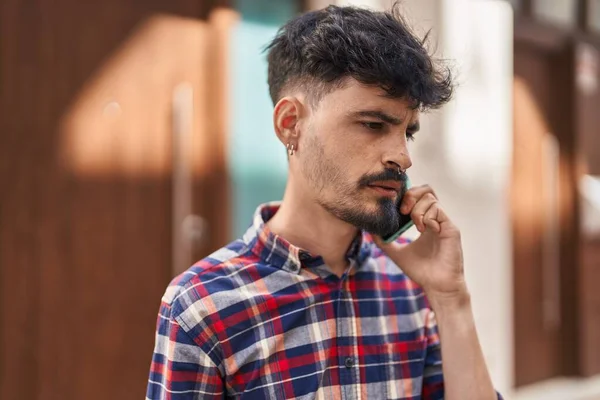 Genç Spanyol Adam Caddede Akıllı Telefondan Konuşuyor — Stok fotoğraf