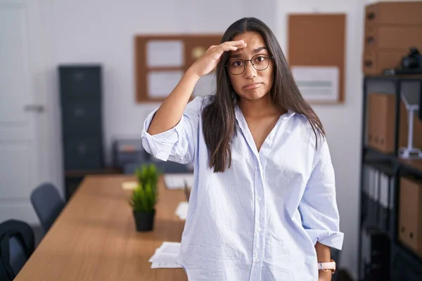 事務所の若いヒスパニック系の女性は 額に手で問題を心配し 強調し 危機への緊張と不安 — ストック写真