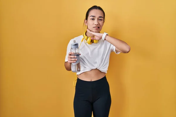 Ung Sydasiatisk Kvinna Bär Sportkläder Dricksvatten Skära Halsen Med Handen — Stockfoto