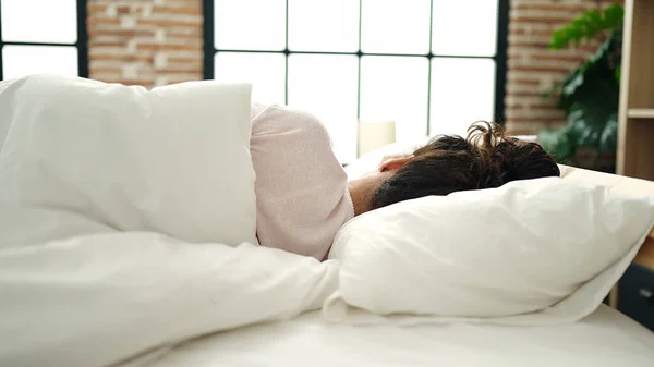 Moyen Age Femme Hispanique Couchée Sur Lit Dormant Dans Chambre — Photo