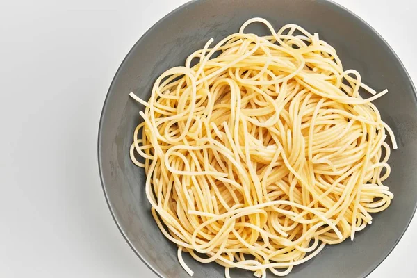Pyszny Talerz Włoskiego Makaronu Spaghetti Odizolowanym Białym Tle — Zdjęcie stockowe