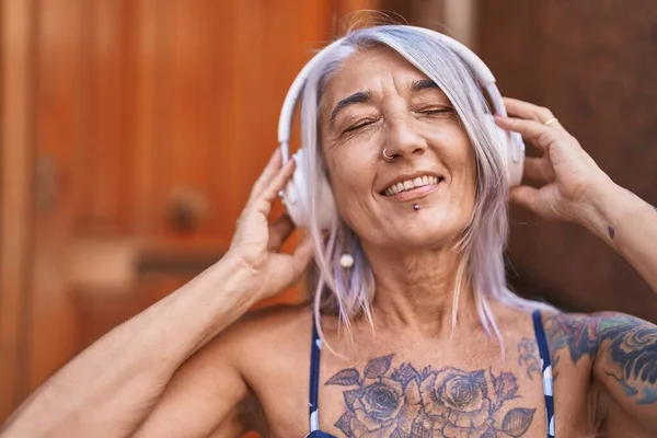 Μέση Ηλικία Γκρίζα Μαλλιά Γυναίκα Χαμογελά Αυτοπεποίθηση Ακούγοντας Μουσική Στο — Φωτογραφία Αρχείου