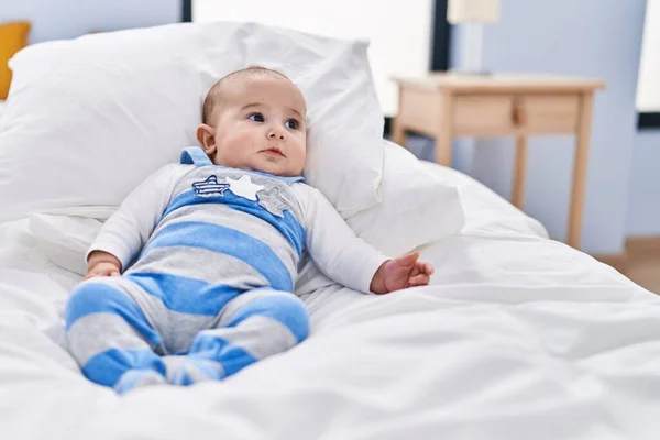 Sevimli Bebek Yatak Odasında Yatarken Rahatlamış — Stok fotoğraf