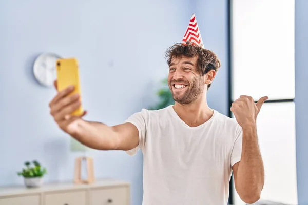 Joven Hispano Con Sombrero Cumpleaños Haciendo Videollamada Con Smartphone Apuntando —  Fotos de Stock