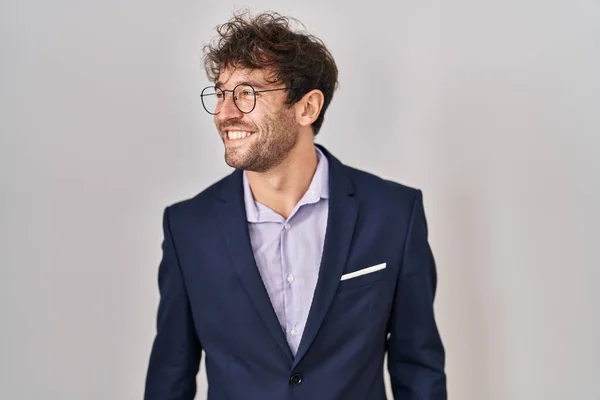 Homem Negócios Hispânico Usando Óculos Olhando Para Lado Com Sorriso — Fotografia de Stock