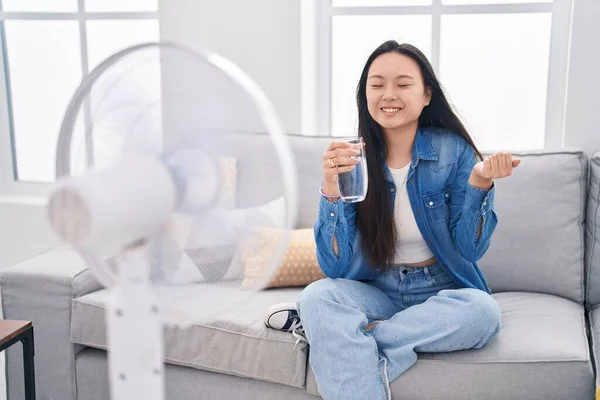 Jovem Mulher Asiática Bebendo Copo Água Desfrutando Ventilador Gritando Orgulhoso — Fotografia de Stock