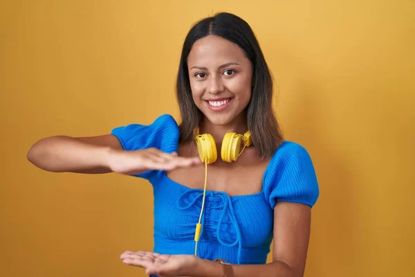 Hispanic Young Woman Standing Yellow Background Gesturing Hands Showing Big — Stock Photo, Image
