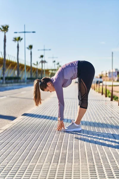 Jonge Mooie Spaanse Vrouw Draagt Sportkleding Stretching Been Straat — Stockfoto