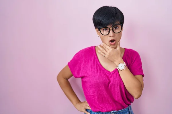 Young Asian Woman Short Hair Standing Pink Background Looking Fascinated — Stock Photo, Image