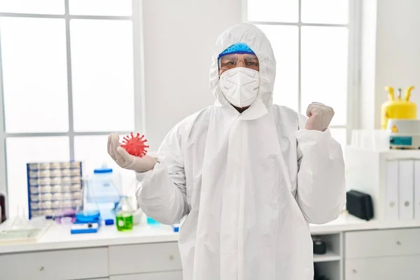 Latynoski Młodzieniec Pracujący Laboratorium Trzymający Ręku Zabawkę Wirusami Krzyczący Dumą — Zdjęcie stockowe