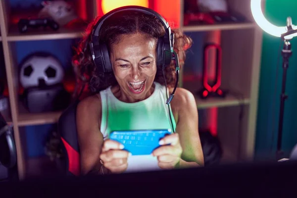Middle Age Woman Streamer Playing Video Game Using Smartphone Gaming — Stok fotoğraf