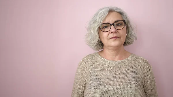 Middle Age Woman Grey Hair Standing Serious Expression Isolated Pink — 图库照片