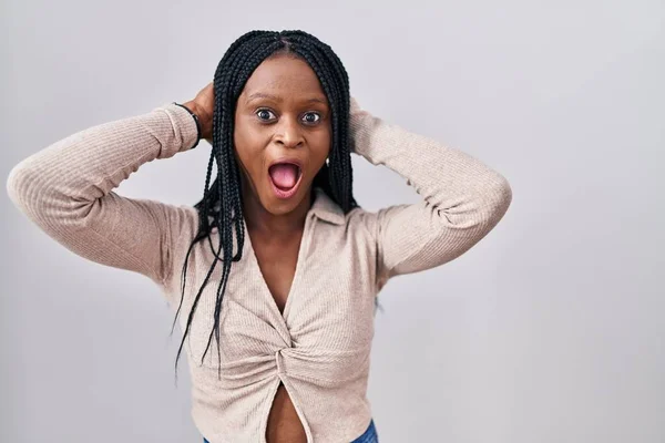 Afrikaanse Vrouw Met Vlechten Staan Witte Achtergrond Gek Bang Met — Stockfoto
