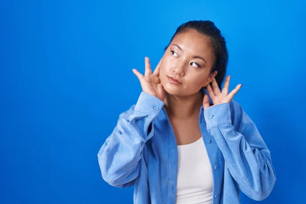 Asian Young Woman Standing Blue Background Trying Hear Both Hands — Stock Photo, Image
