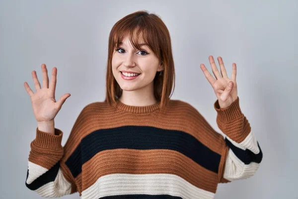 年轻美丽的女人穿着条纹毛衣 披着孤立的背景 用9号手指指尖 面带微笑 自信而快乐 — 图库照片