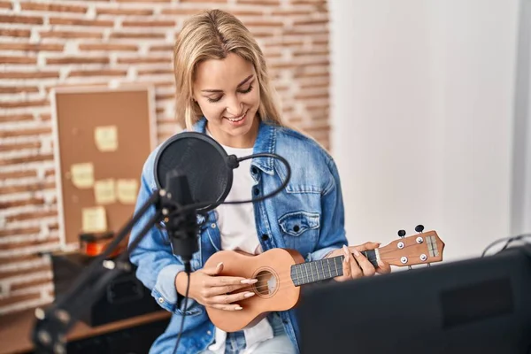 Młoda Blondynka Muzyk Śpiewa Piosenkę Ukelele Studio Muzycznym — Zdjęcie stockowe