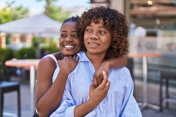 African American Women Mother Daughter Hugging Each Other Street — Stockfoto