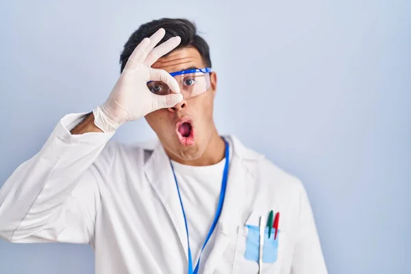 Латиноамериканец Работающий Ученым Делает Нормальный Жест Шокированный Удивленным Лицом Глазом — стоковое фото