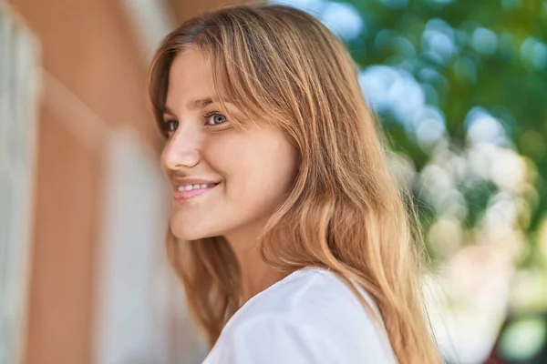 Junges Blondes Mädchen Lächelt Selbstbewusst Und Schaut Auf Der Straße — Stockfoto